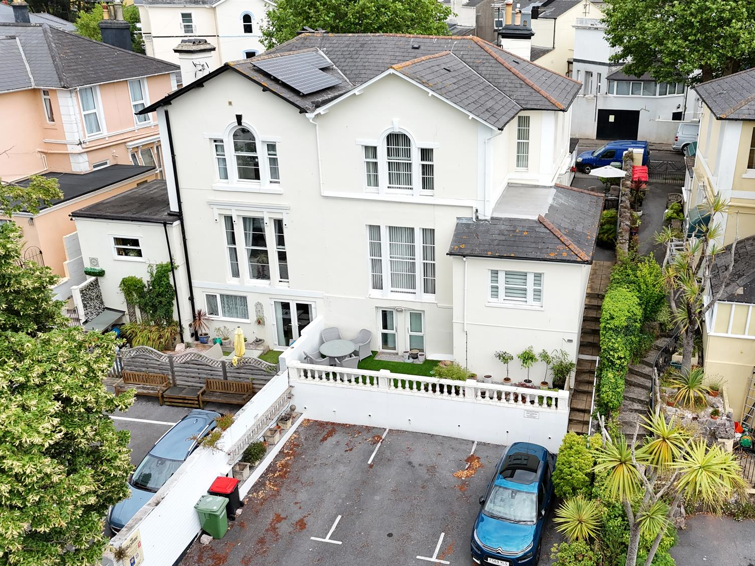 Charming Highly Rated 6-Bed Guest House in Torquay