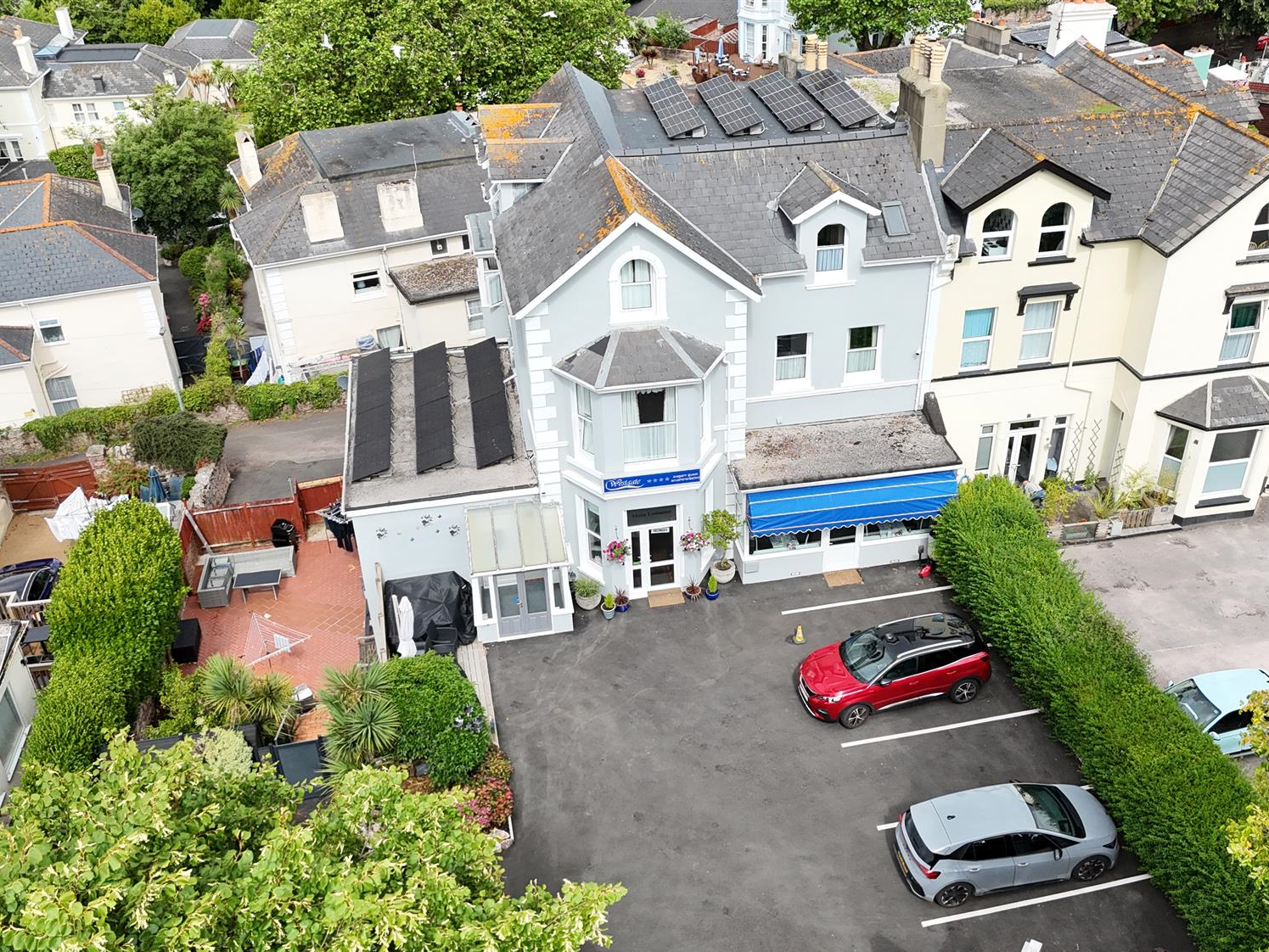 Elegant Victorian 12-Bed Licensed Hotel For Sale